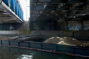 péniche passant sous un pont , canal, sable, voie navigable, nord pas de calais